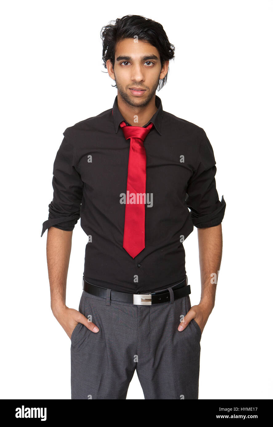 Porträt eines trendigen jungen Mannes im schwarzen Hemd und Krawatte auf isolierten weißen Hintergrund stehend Stockfoto