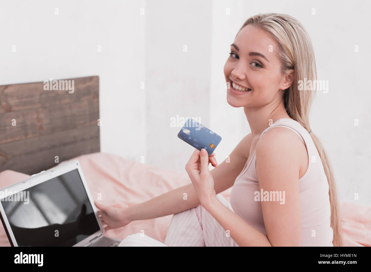 Junge Frau-Online-Shopping-Konzept Stockfoto