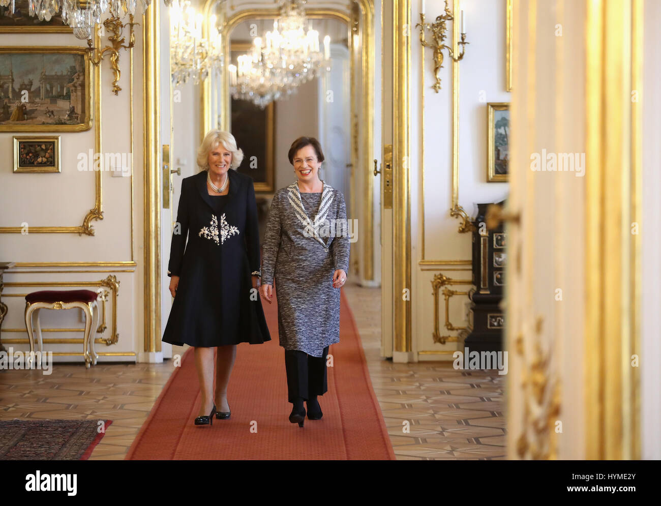 Die Herzogin von Cornwall ist eine Tour der presidential Apartments im Wiener Hofburg durch First Lady Doris Schmidauer (rechts), am achten Tag der Europatour gegeben. Stockfoto