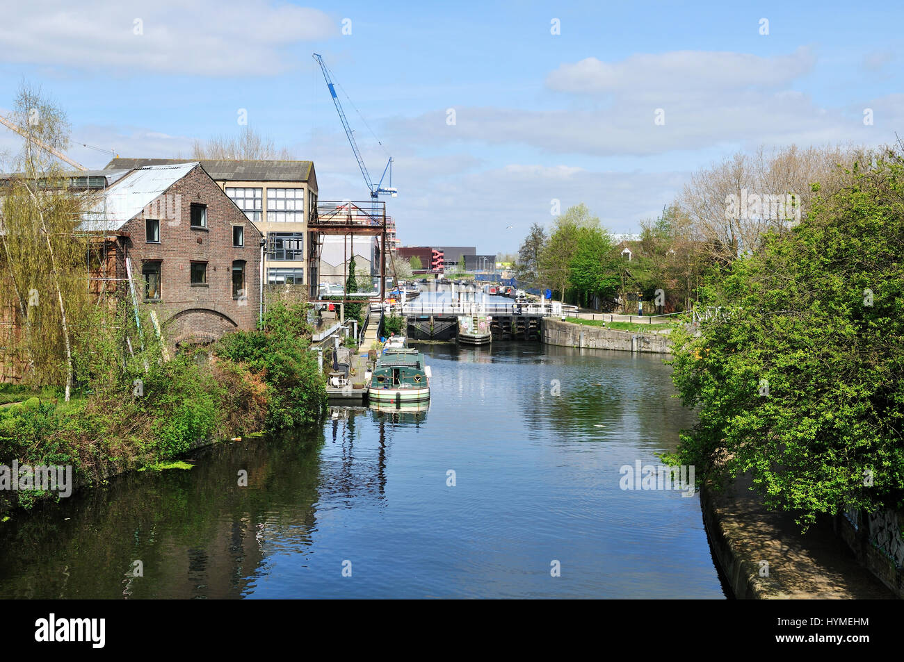 Fluß Lea zwischen Hackney Wick und Stratford, nahe dem Londoner Stadion in East London, UK Stockfoto