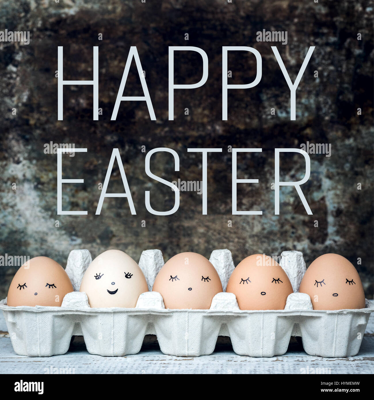 Fünf natürliche Süße Ostereier mit Gesichtern, happy Easter Retro-Hintergrund Stockfoto