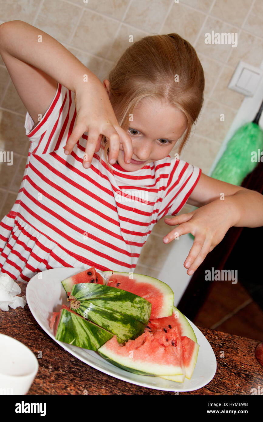 Mädchen wollen alle die Wassermelone. Polin bewachen die Wassermelone mit 8 Jahren. Zawady Zentralpolen Europa Stockfoto