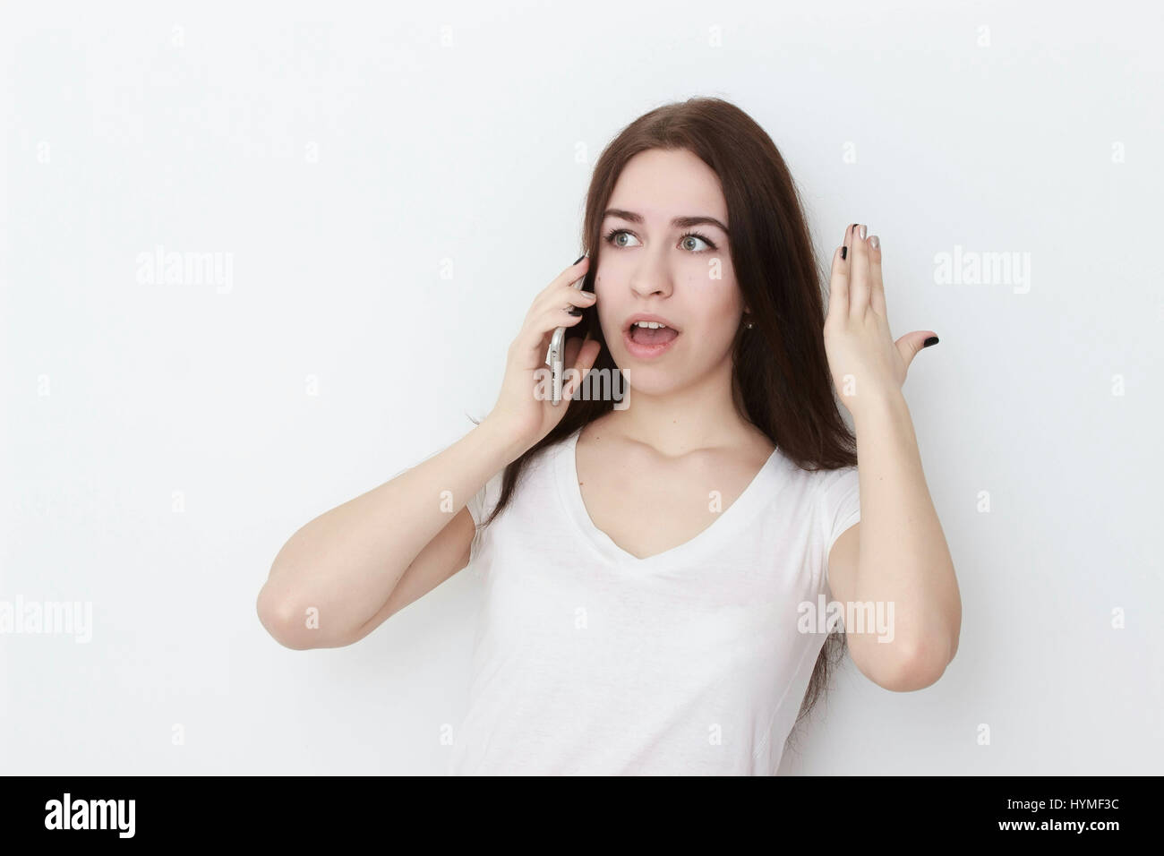 Lächelnde Studentin am Telefon isoliert auf weißem Hintergrund Stockfoto