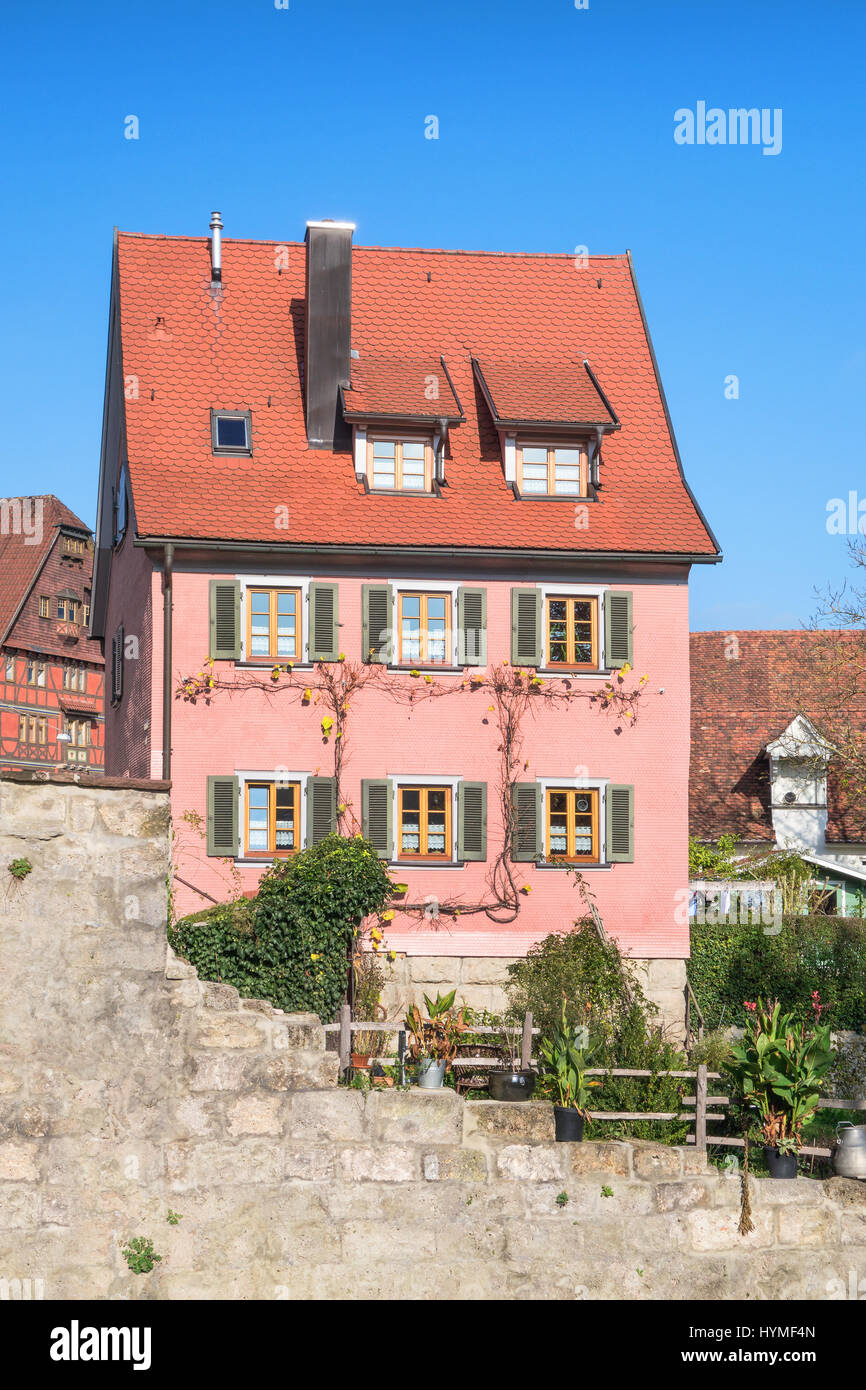 Altstadthaus mit rosa Schindeln Stockfoto