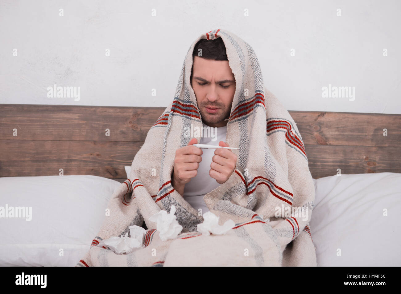 Kranker junge Mann Fieber Konzept Stockfoto