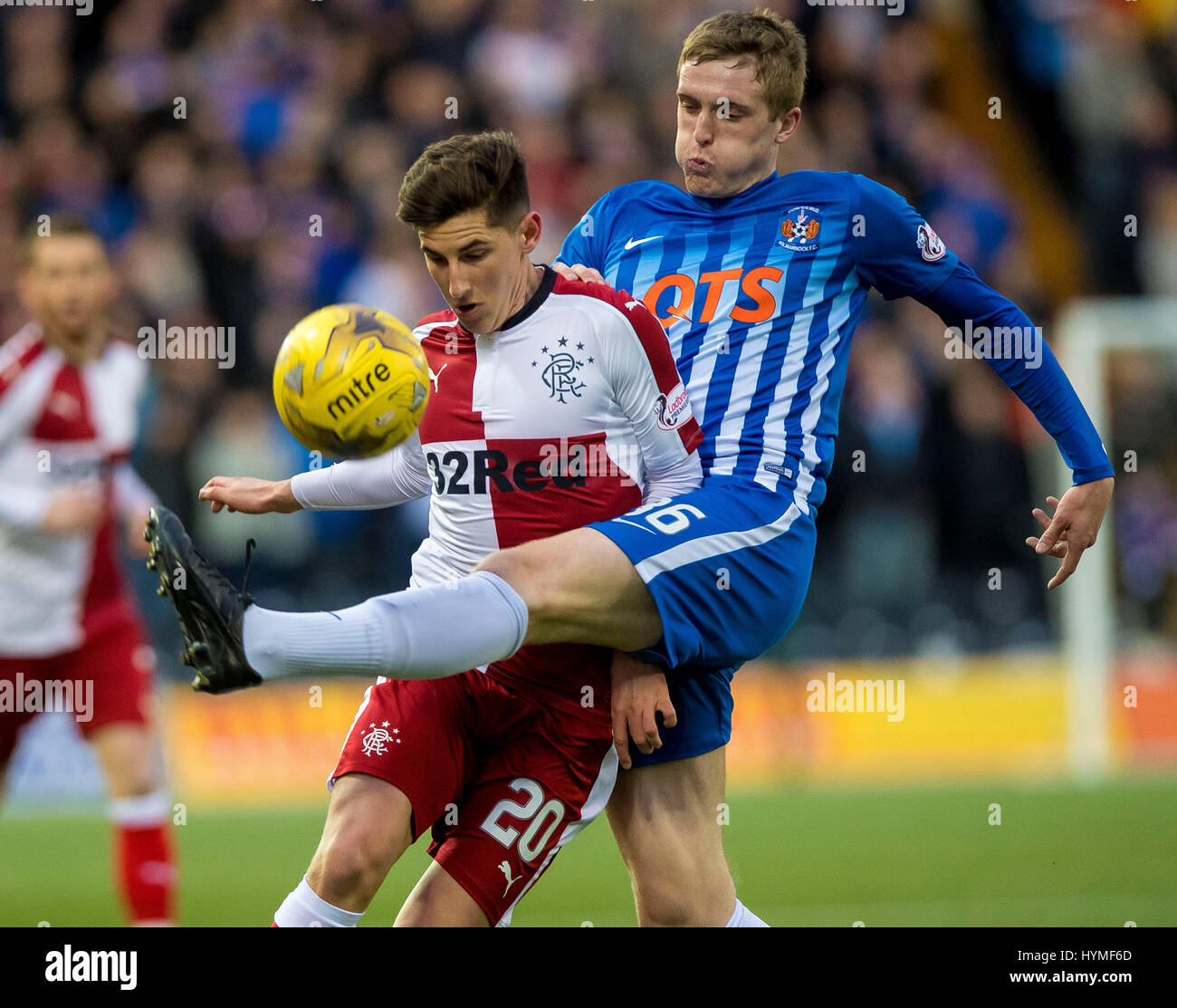 Kilmarnock Iain Wilson und Rangers Emerson Hyndman (links) konkurrieren um den Ball während des Spiels Ladbrokes Scottish Premier League im Rugby Park, Kilmarnock. Stockfoto