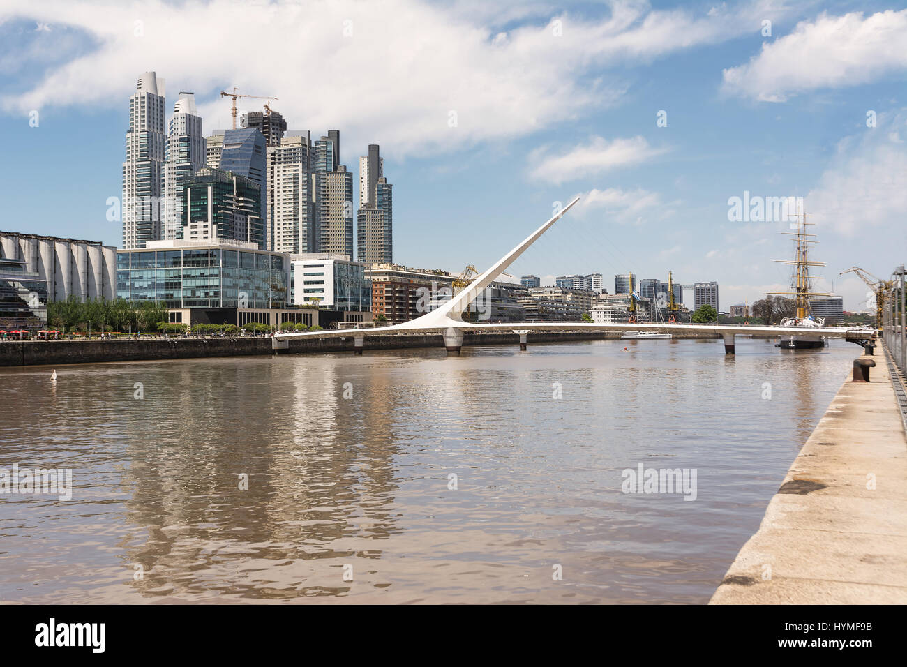 Puente De La Mujer (Frau Brücke) und Wolkenkratzer im Stadtteil Puerto Madero in Buenos Aires (Argentinien) Stockfoto