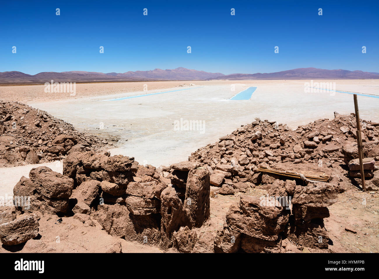 Salinas Grandes und Graben von Wasser und Salz Stockfoto