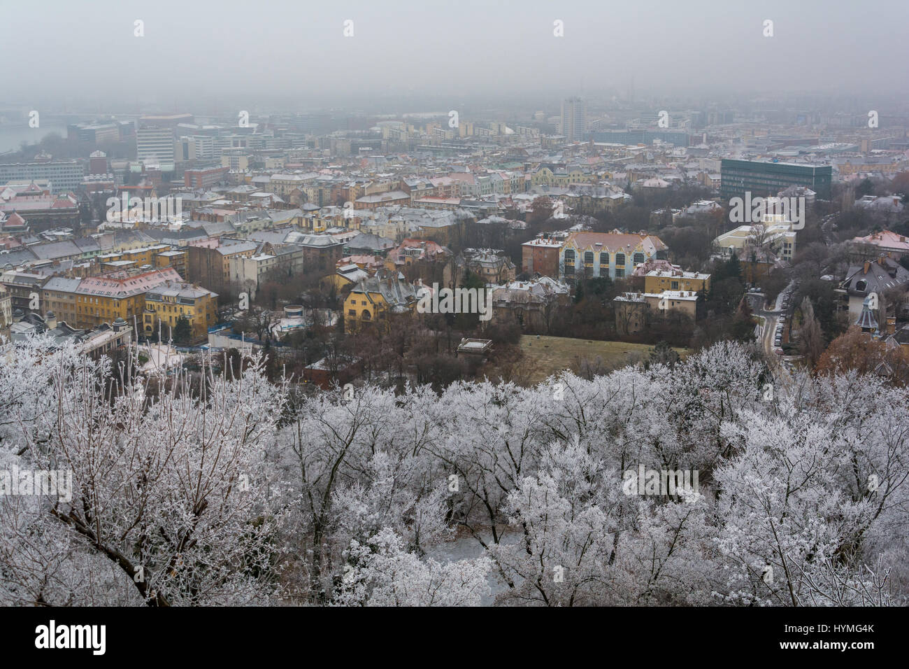 Blick auf die Landschaft vom Gellertberg in einem verschneiten Dezembermorgen, Budapest Stockfoto