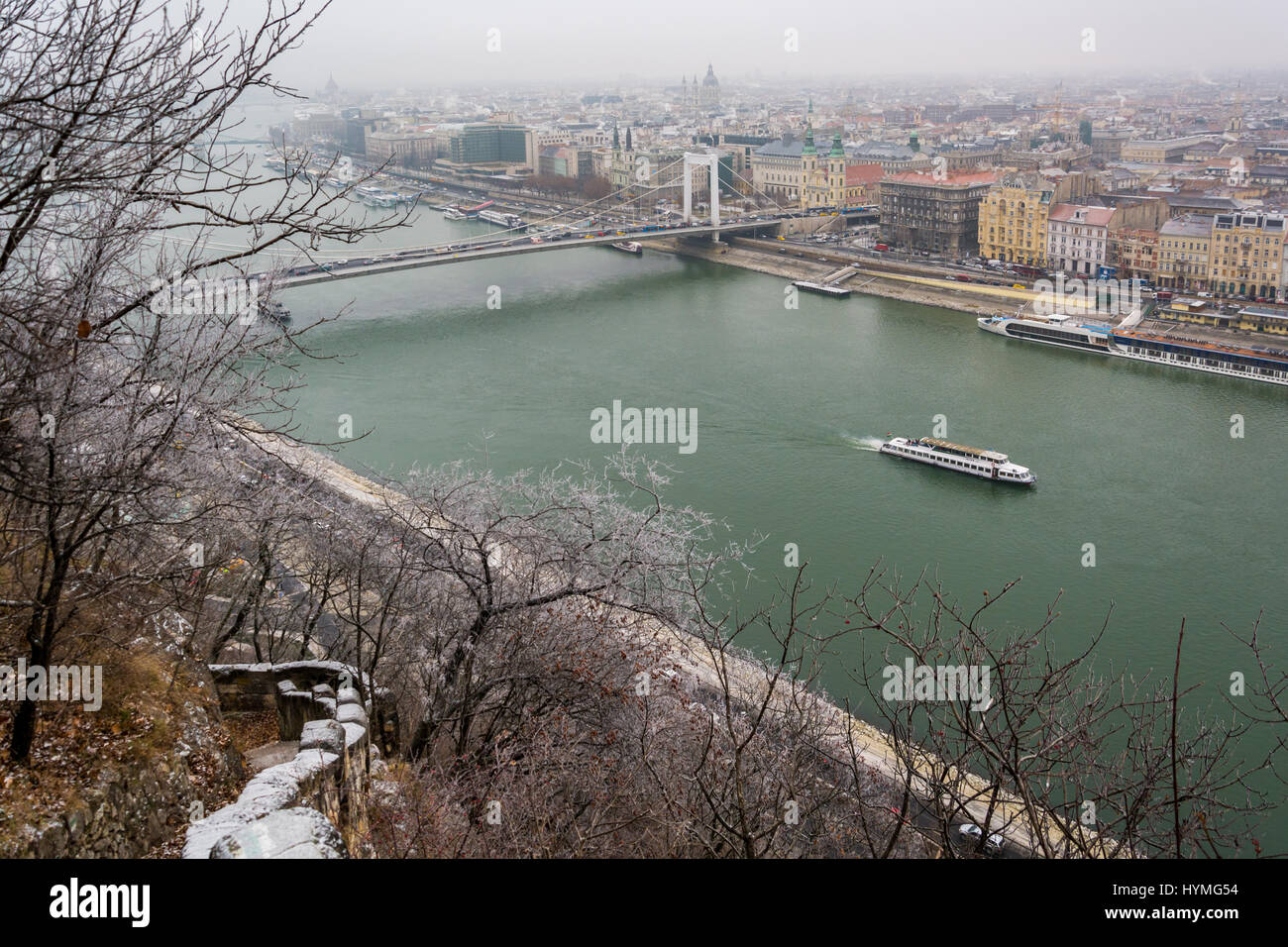 Elisabeth-Brücke-Blick vom Gellertberg in einem verschneiten Dezembermorgen, Budapest Stockfoto