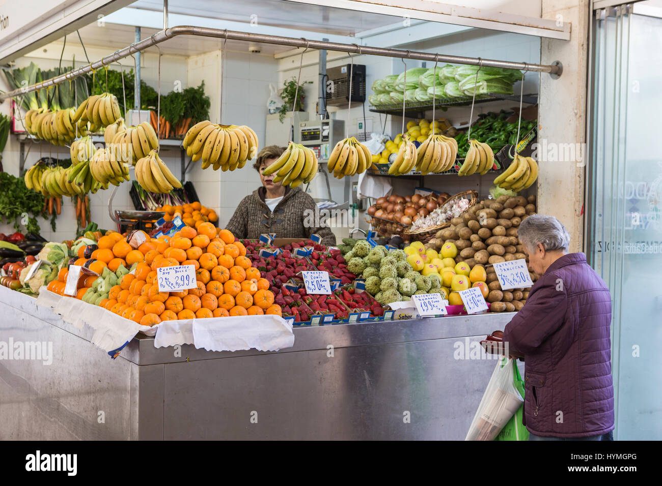 Cadiz Spanien-April 1: Bauern Markt Garküche mit Vielzahl von Bio-Gemüse, Cadiz, Spanien Stockfoto