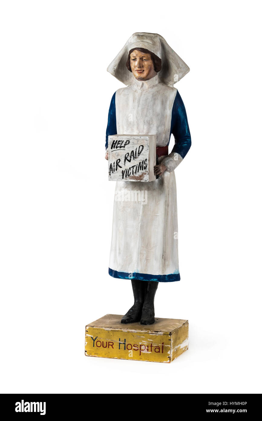 Seltene WW2 "Air Raid-Opfer helfen" London-Krankenschwester-Sammelkiste, 92cm hoch Holz und Gipsmodell einer Krankenschwester hält eine box Stockfoto