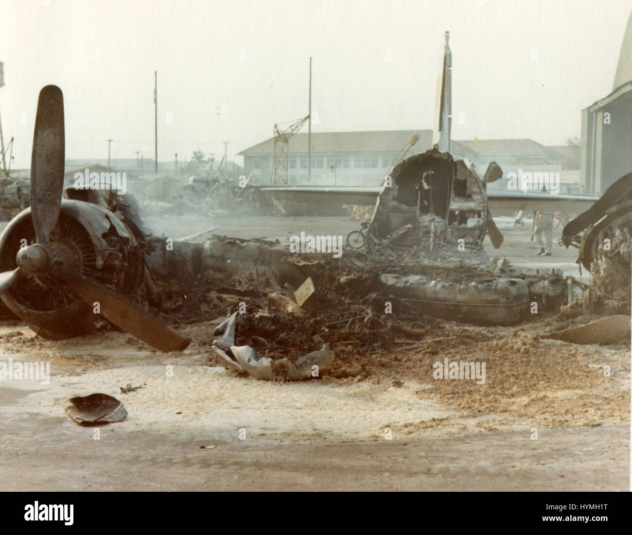 Eine c-47 Flugzeuge zerstört während des Angriffs Raketen und Mörsergranaten von Tan Son Nhut Air Base während der Tet-Invasion. 1. Februar 1968. Stockfoto