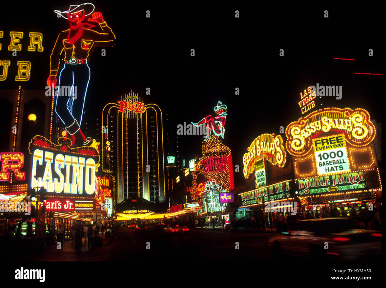 Eine Vielzahl von Farben, die die Stadt in diesem beispielhaften Bild von Las Vegas in der Nacht Leuchten. Las Vegas, Nevada, ca. 1995. Stockfoto