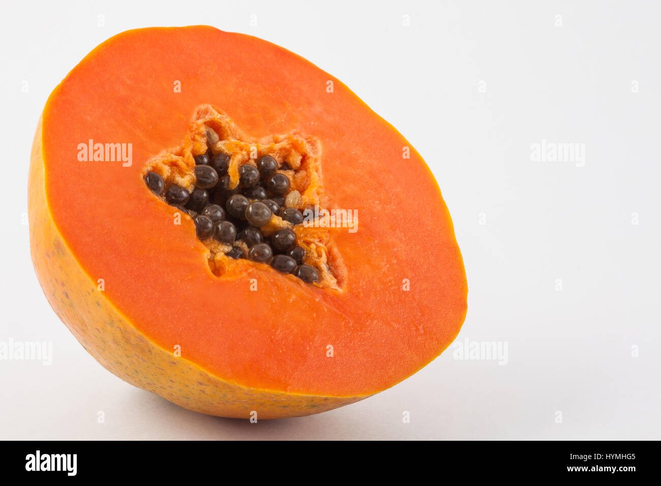 Tropische Frucht namens Papaya (Carica Papaya) auf weißem Hintergrund Stockfoto