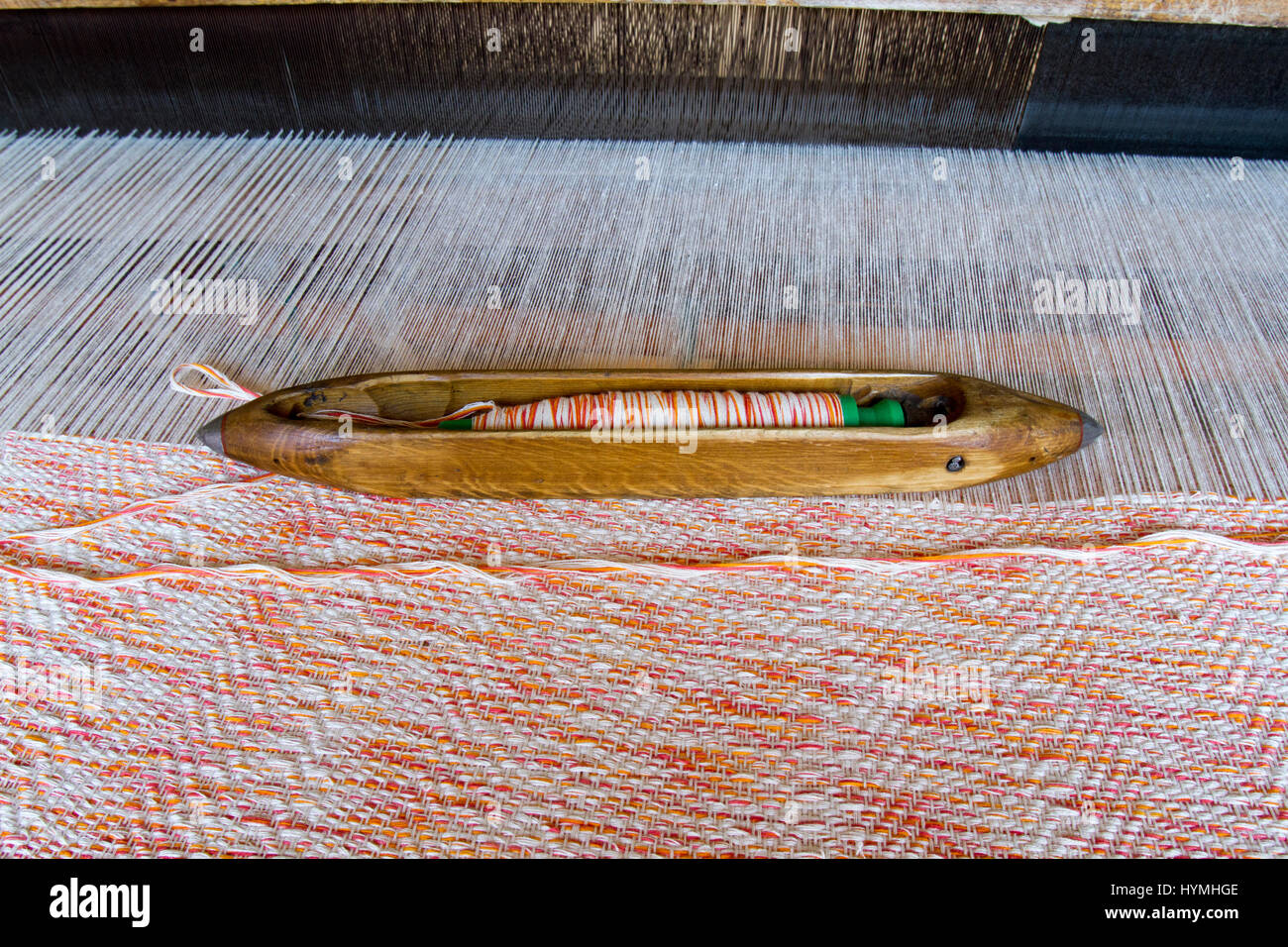 Nahaufnahme von Textil auf Vintage hölzerner Webstuhl. Stockfoto