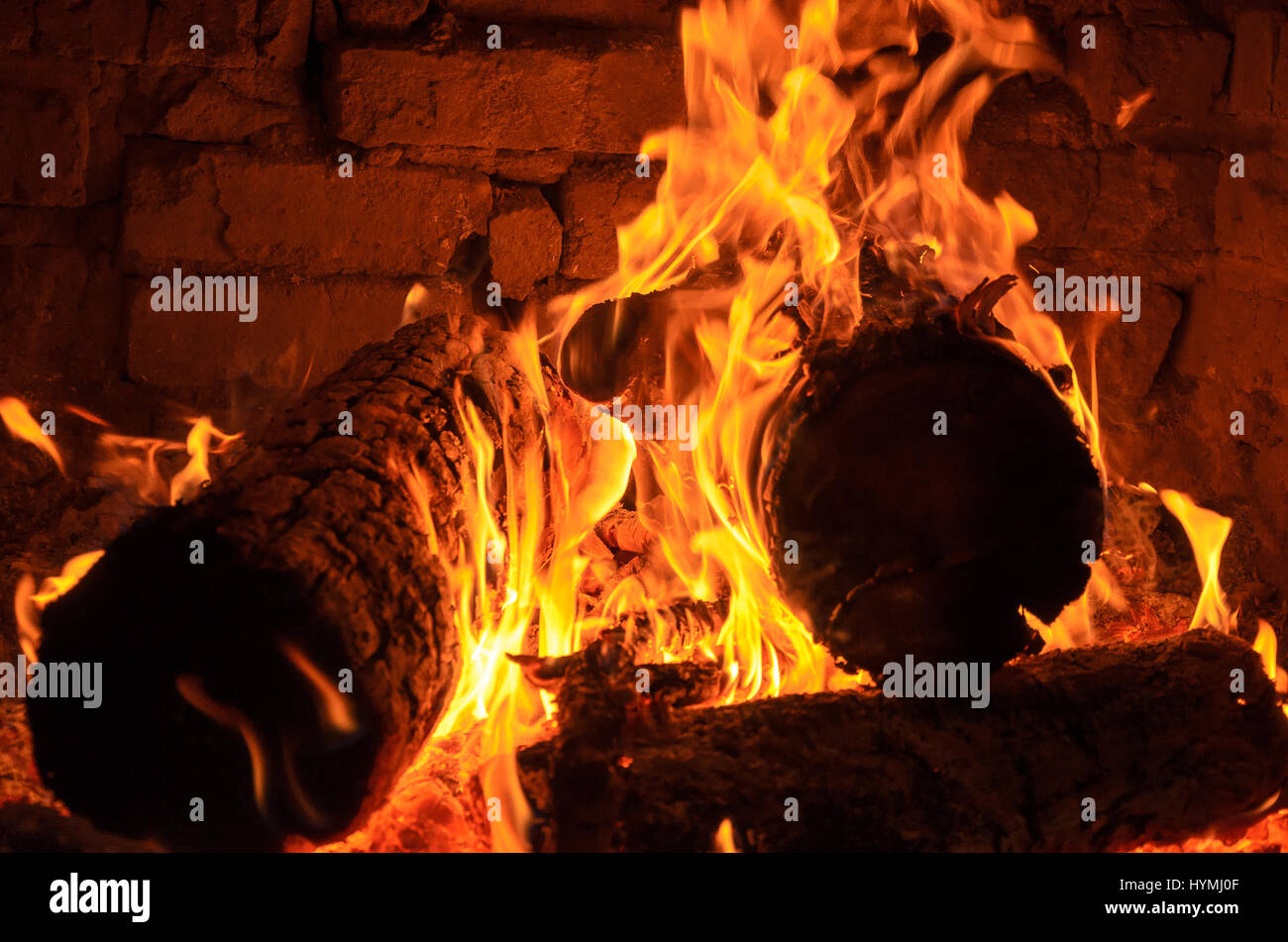 Protokolle, die auf Feuer ins Kamin brennen Stockfoto