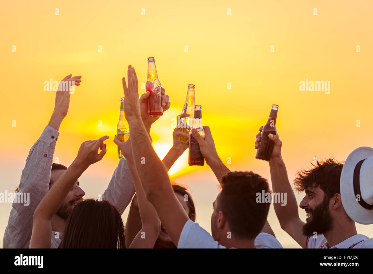 Freunde-Beach Party Getränke Toast Feier Konzept Stockfoto