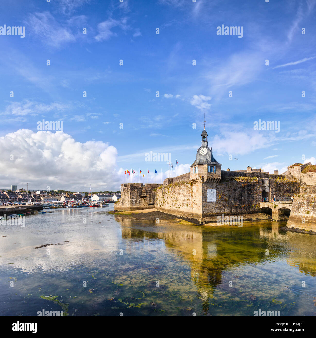 Der Haupteingang der ummauerten Altstadt oder Ville Close von Concarneau in der Bretagne, Frankreich, mit dem Hafen im Hintergrund. Stockfoto