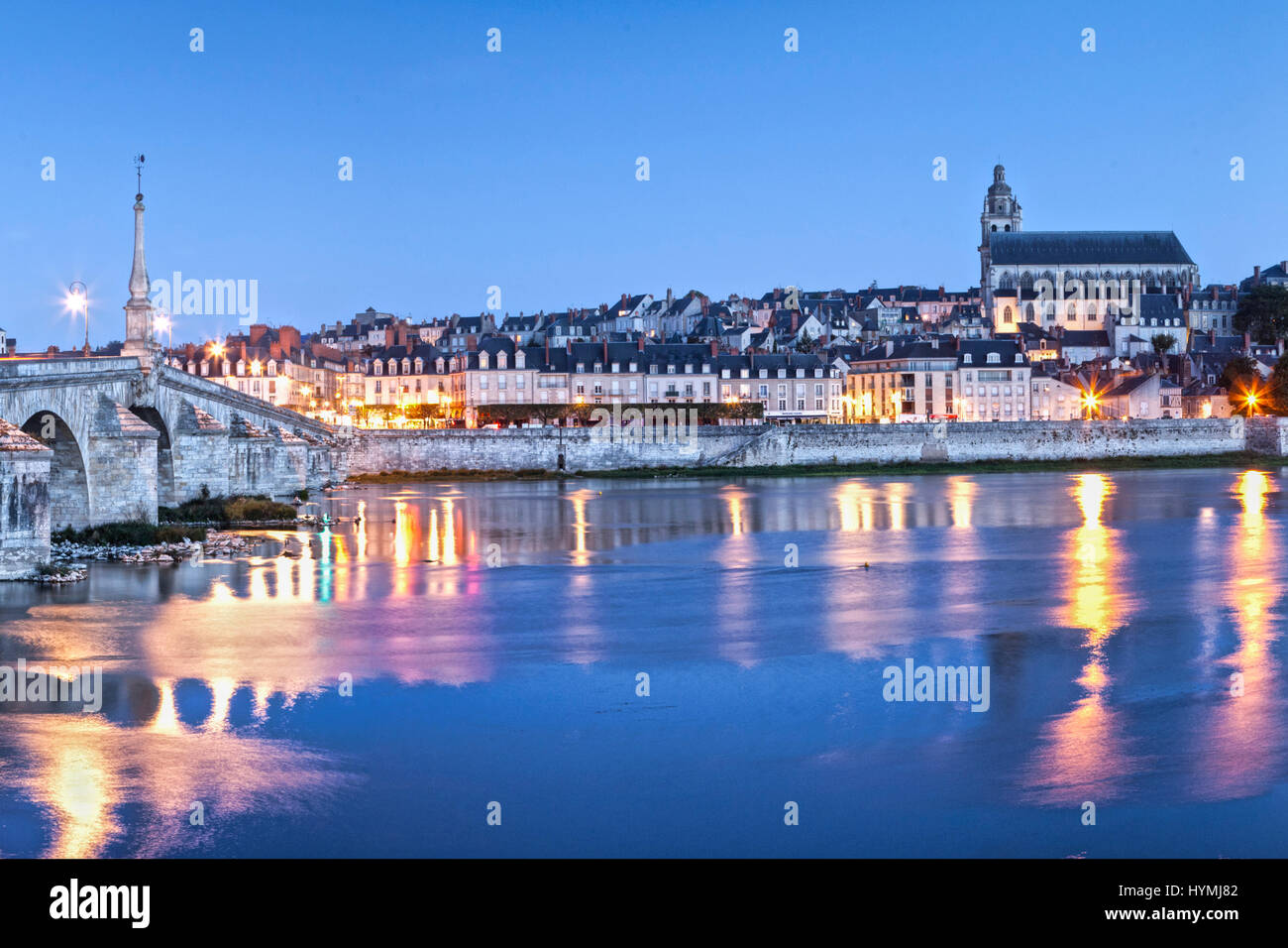 Ein Blick von der alten Stadt Blois, an der Loire, Frankreich, in der Dämmerung. Stockfoto