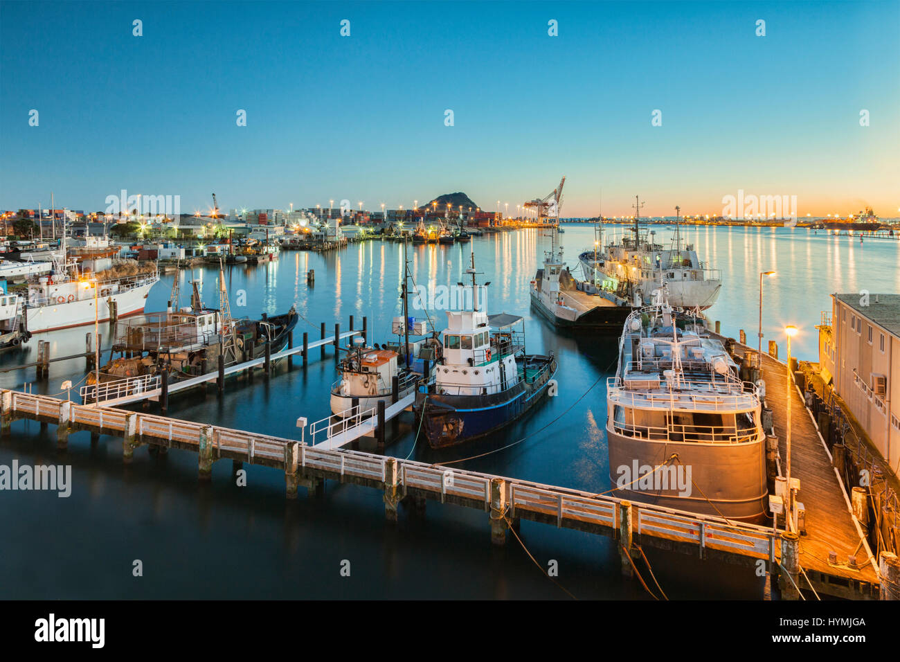 Neuseelands größte Hafen in Tauranga, Bay of Plenty, mit Mount Maunganui, den schlafenden Vulkan die Bereich im Hintergrund dominiert. Stockfoto