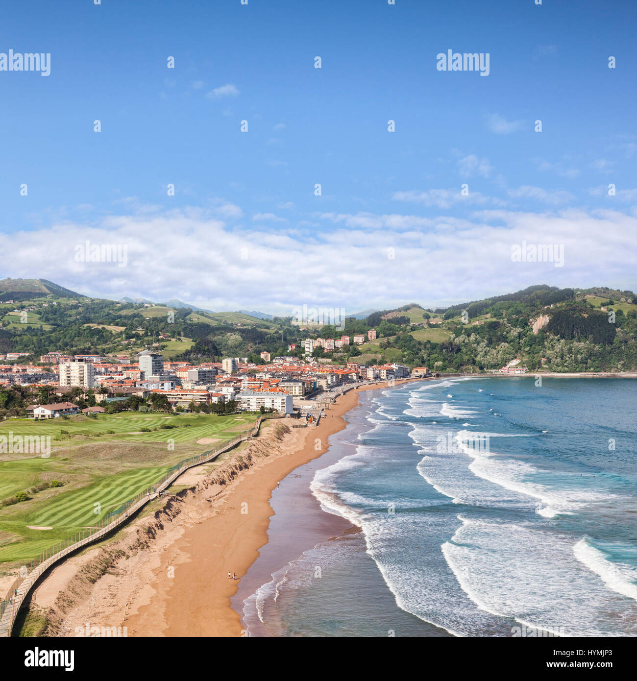 Hohen Winkel Blick auf den Strand und Golfplatz in Zarautz Bay, Baskenland, Spanien. Stockfoto