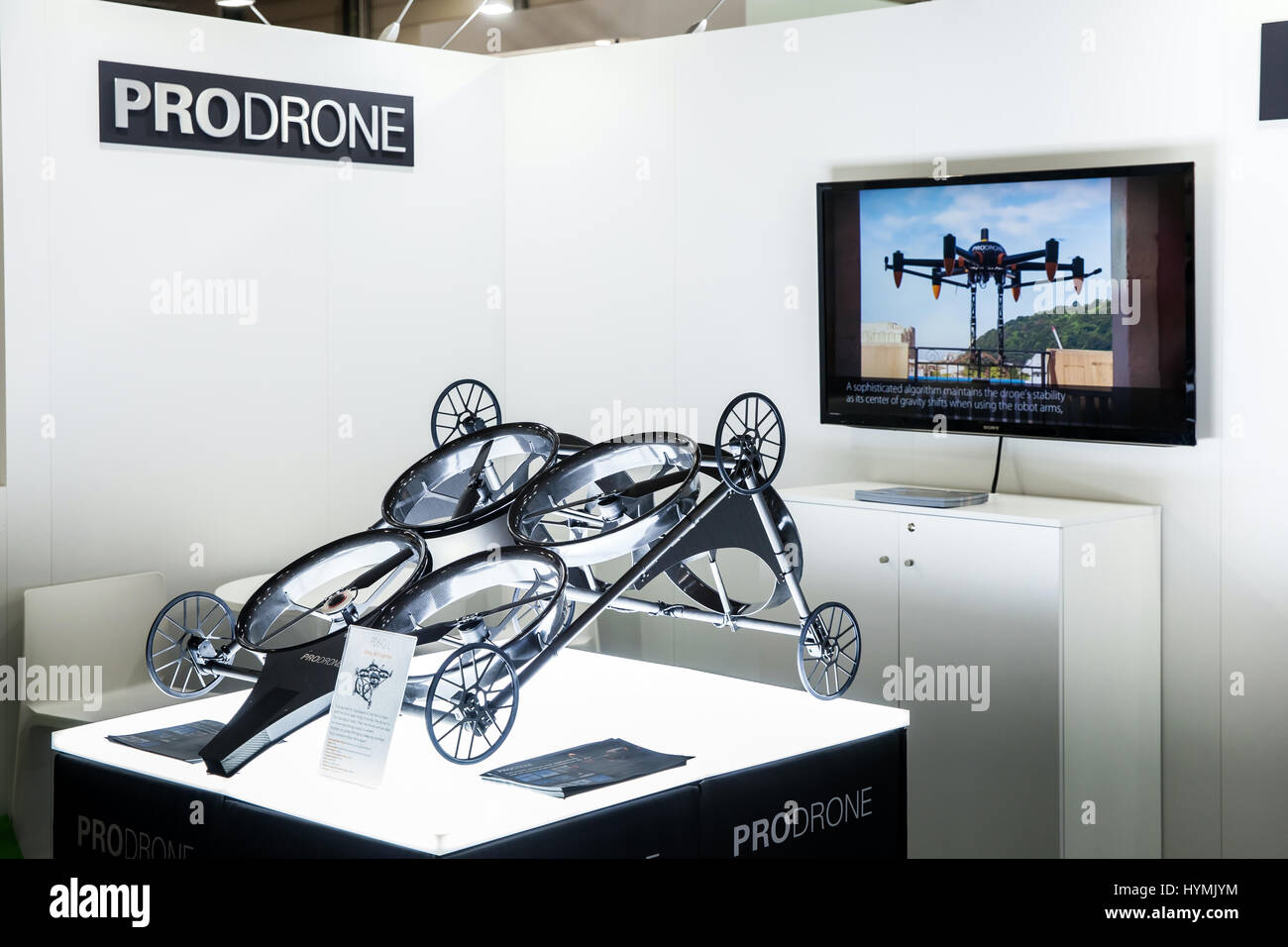 Prodrone Unternehmen mit dual Roboter Arm große Drohne Teilnahme an Ausstellung Messe Cebit 2017 in Hannover Messe, Deutschland Stockfoto