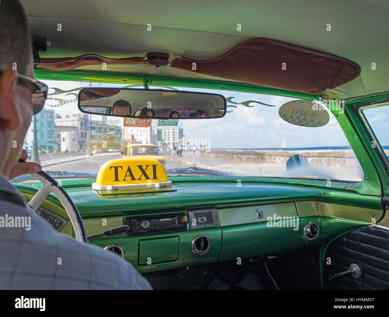 Altmodische 1950er Jahre amerikanische Oldtimer in lebendige rosa Farbe mit Bild von Che Guevara in Havanna, Kuba Stockfoto