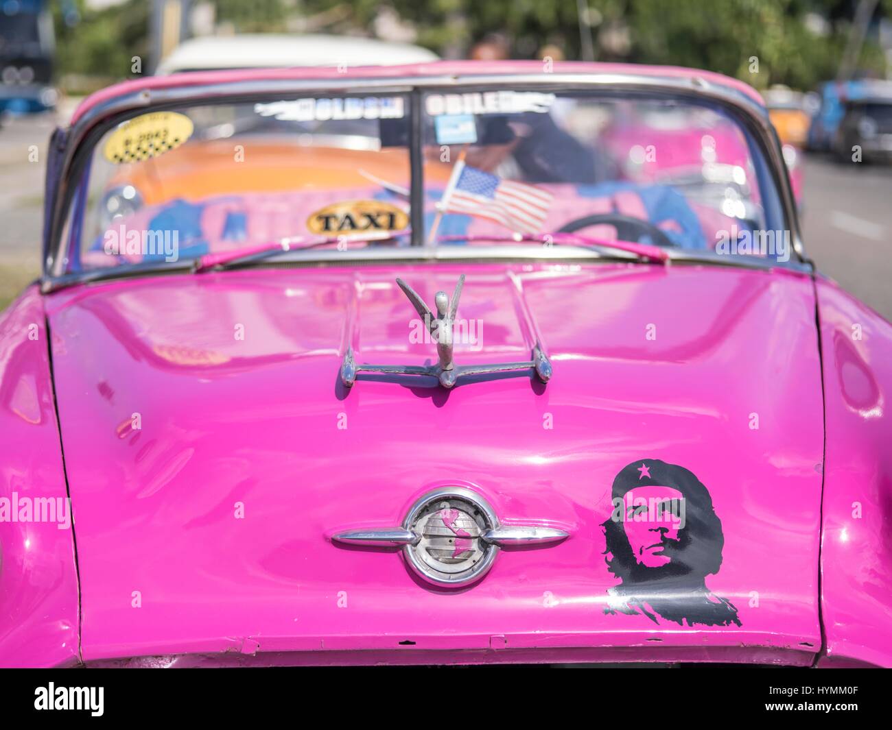 Altmodische 1950er Jahre amerikanische Oldtimer in lebendige rosa Farbe mit Bild von Che Guevara in Havanna, Kuba Stockfoto