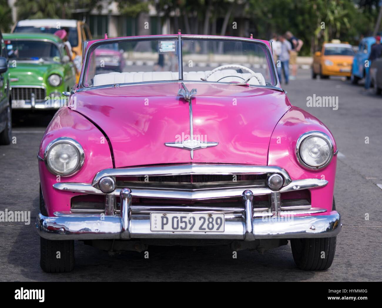 Altmodische 1950er Jahre amerikanische Oldtimer in lebendige rosa Farbe mit Bild von Che Guevara in Havanna, Kuba Stockfoto