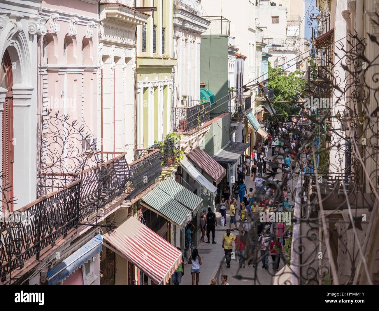 Belebten Straße mit Touristen, Shopper und lokalen Reisende an der Calle Obispo (Bishop Street), Alt-Havanna (La Habana Vieja), Kuba Stockfoto