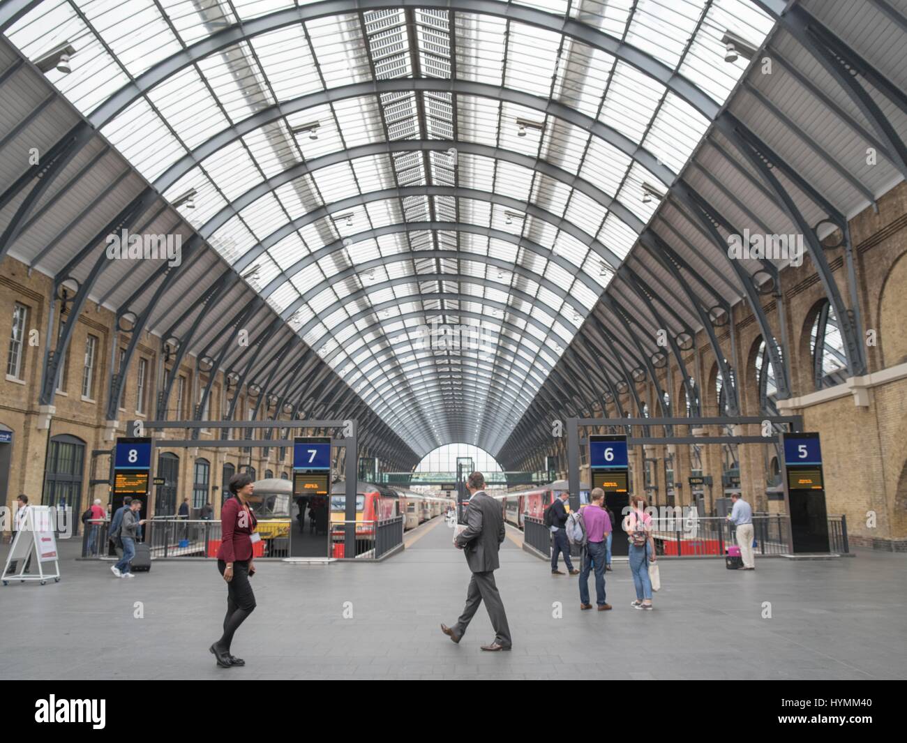 Reisende und Pendler in Kings Cross Railway Station, London, Vereinigtes Königreich Stockfoto