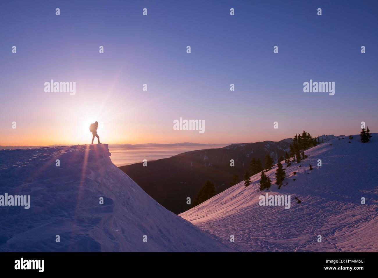 Silhouette des weiblichen Wanderer Sonnenuntergang im Hintergrund auf Mount Seymour, Vancouver, Britisch-Kolumbien, Kanada Stockfoto
