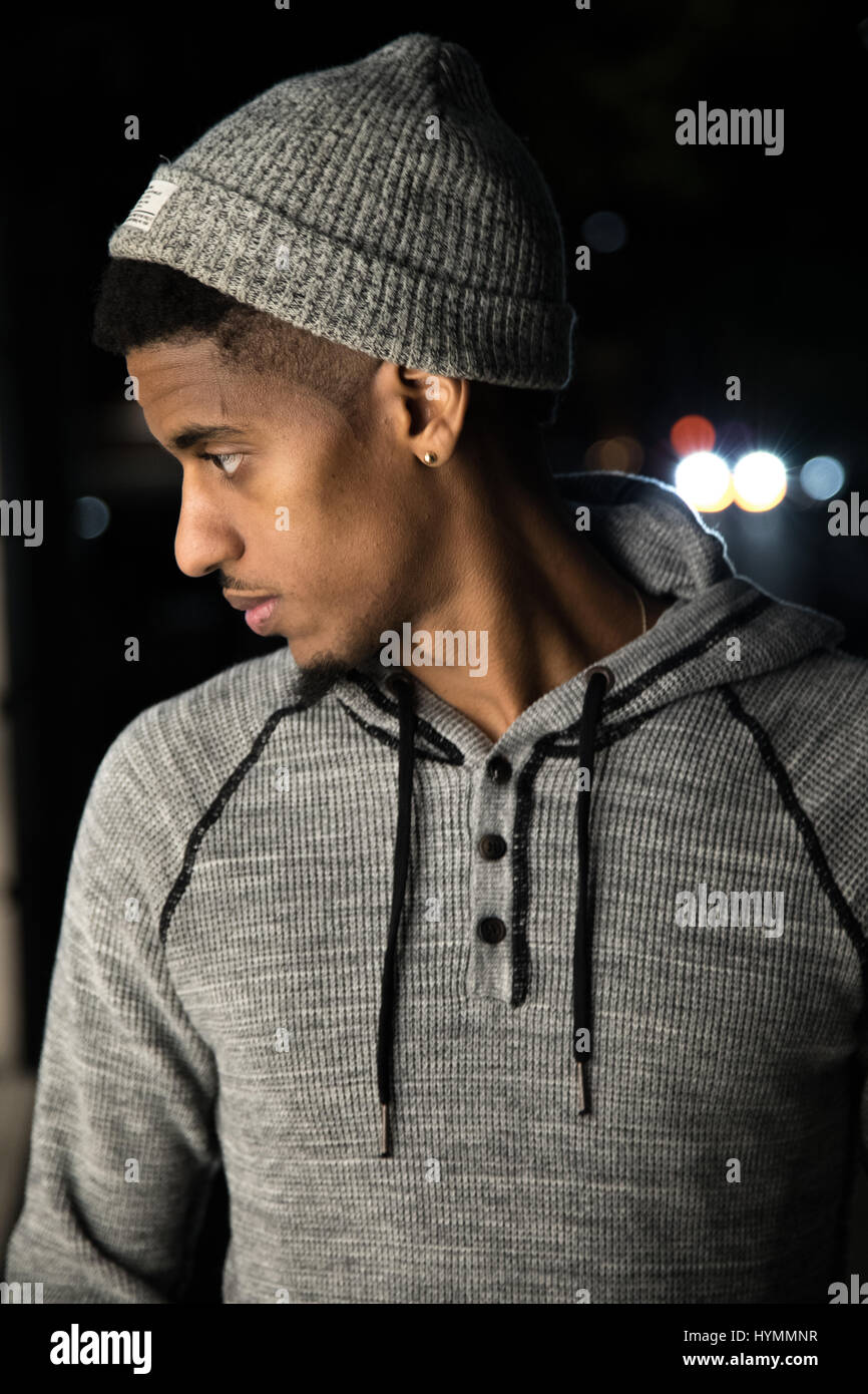 Ein junger, schwarzer Mann posiert für ein Nachtleben-Porträt in Brooklyn, New York City. Stockfoto