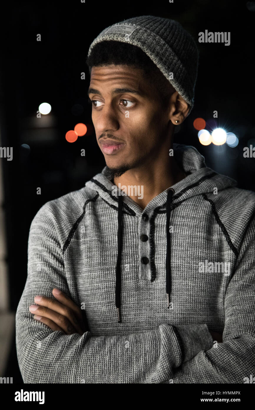 Ein junger, schwarzer Mann posiert für ein Nachtleben-Porträt in Brooklyn, New York City. Stockfoto