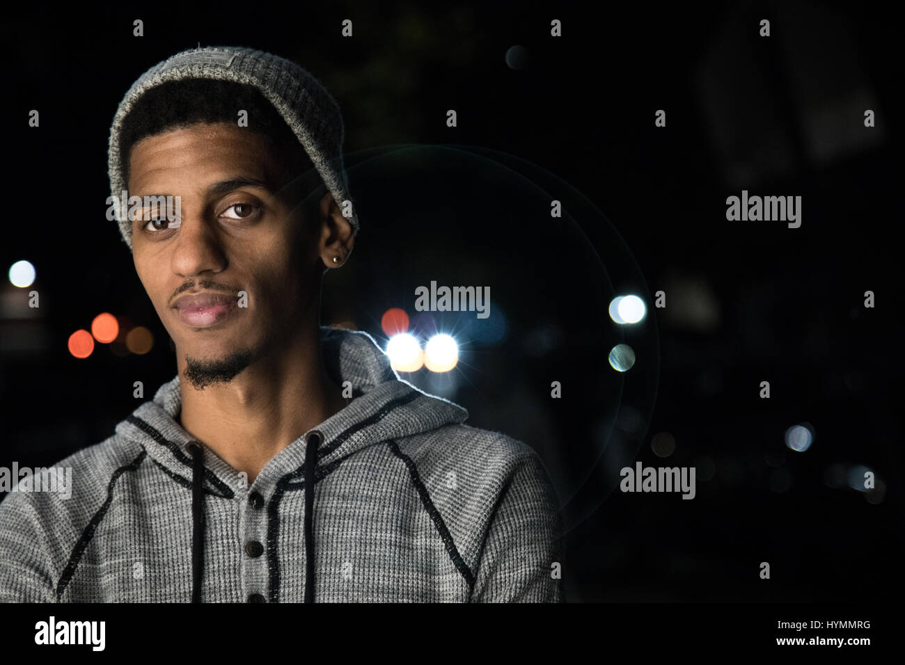 Ein junger, schwarzer Mann posiert für ein Nachtleben-Porträt in Brooklyn, New York City. Stockfoto