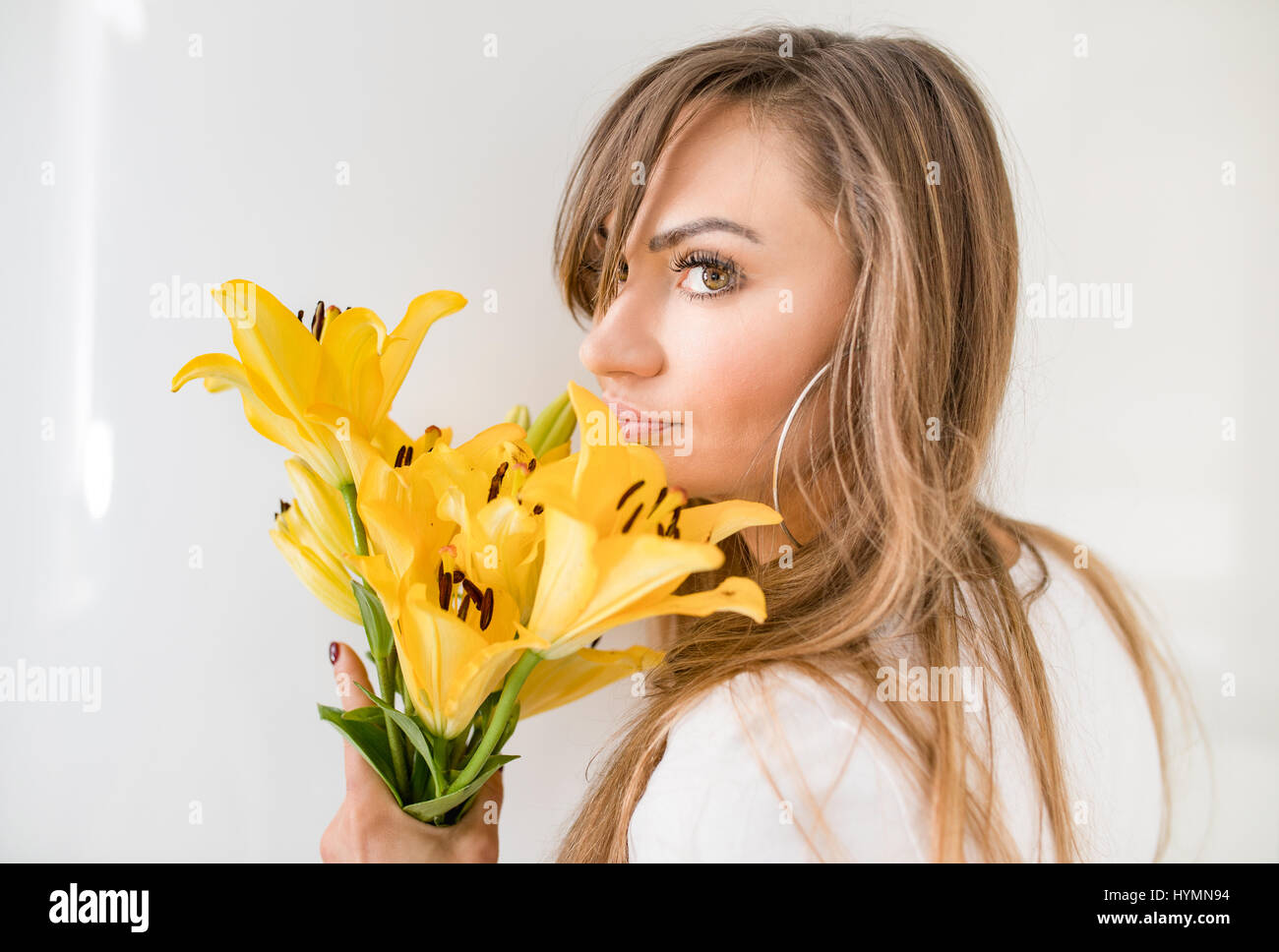 Jung, fit und schlank, schöne Frau mit einem Ausdruck auf ihrem Gesicht - Freude, Sehnsucht, Träumerei, Nachdenklichkeit, Gedanken. Romantische darstellen. Stockfoto