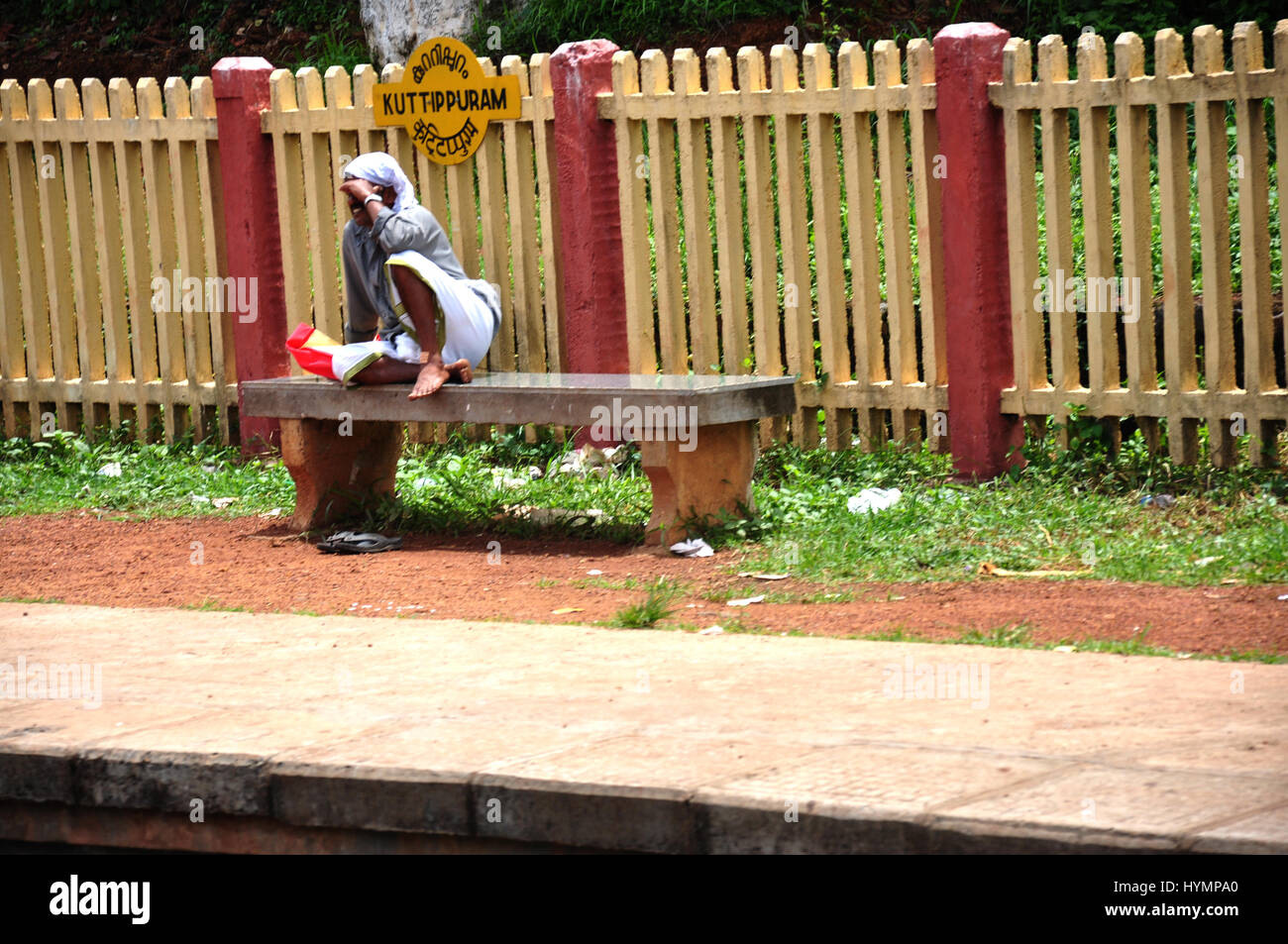 Kerala Menschen warten auf Zug am Bahnhof. (Foto Copyright © by Saji Maramon) Stockfoto