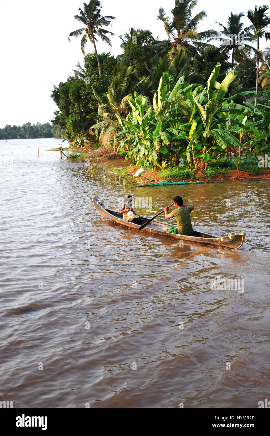 Kerala Dorf Landschaft, Insel, kleines Boot, Menschen Reisen durch die Hinterwässer von Kerala (Photo Copyright © by Saji Maramon) Stockfoto