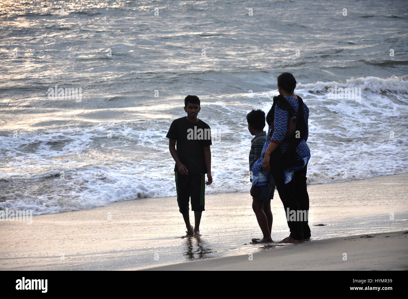 Familie genießen Sonnenuntergang, Sonnenuntergang, der schönste Strand, Alleppey, Kerala (Photo Copyright © by Saji Maramon) Stockfoto