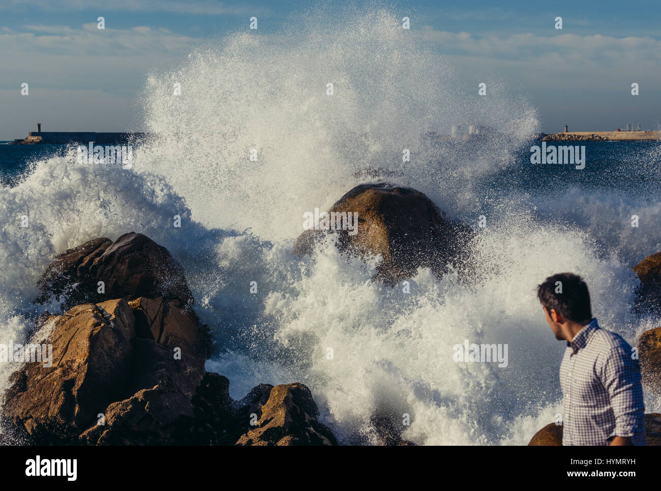 Grosse Wellen zerschlagen auf Felsen der Atlantik-Küste in Nevogilde Zivilgemeinde von Porto, die zweitgrößte Stadt in Portugal Stockfoto