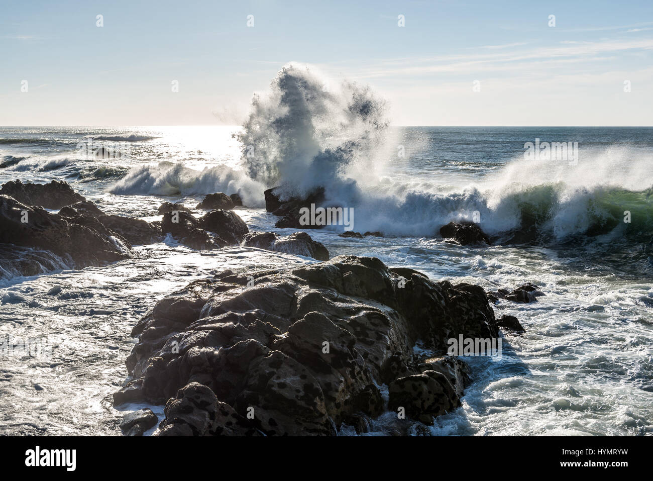 Atlantischen Ozeanwelle stürzt in Felsen der Küste von Nevogilde Zivilgemeinde in Porto, die zweitgrößte Stadt in Portugal Stockfoto