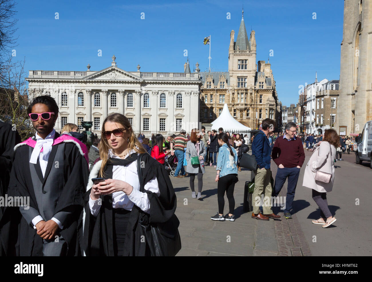 Studenten der Cambridge University tragen Kleider am Abschlusstag bei einem Spaziergang in der Kings Parade, Cambridge City Centre, Cambridge UK Stockfoto