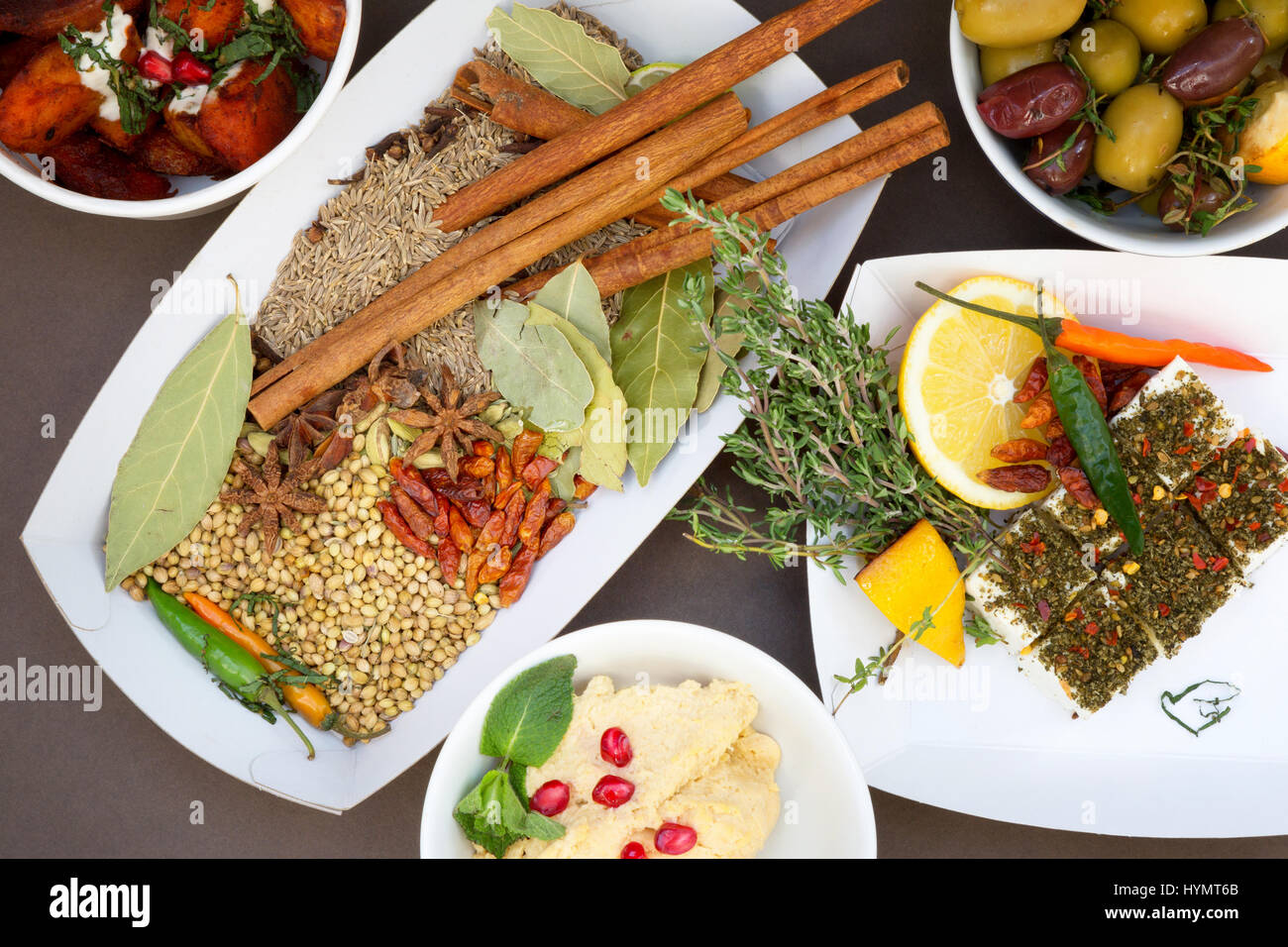 Essen - Mezze - Vorspeisen und Gewürze - Nahost-Essen Stockfoto