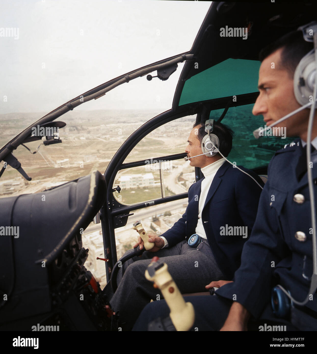 König HUSSEIN BinTalal-al-Hashemi von Jordanien in Hubschrauber als Pilot über Amman 1970 Stockfoto
