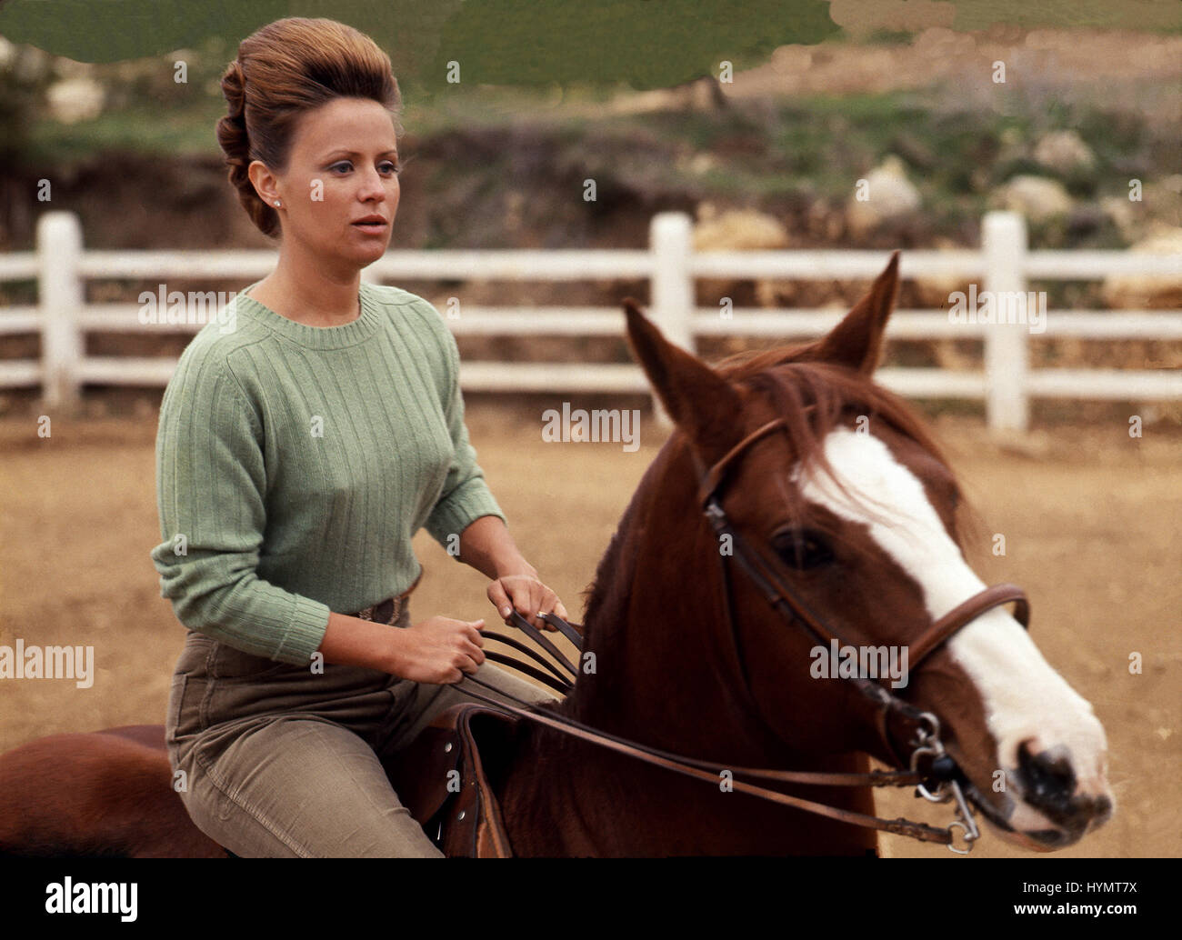 HUSSEIN bin Talal al-Hashemi 1970 König von Jordanien s Frau britische Antoinette Avril Gardiner mit Ehename Muna auf die Pferdekoppel Stockfoto