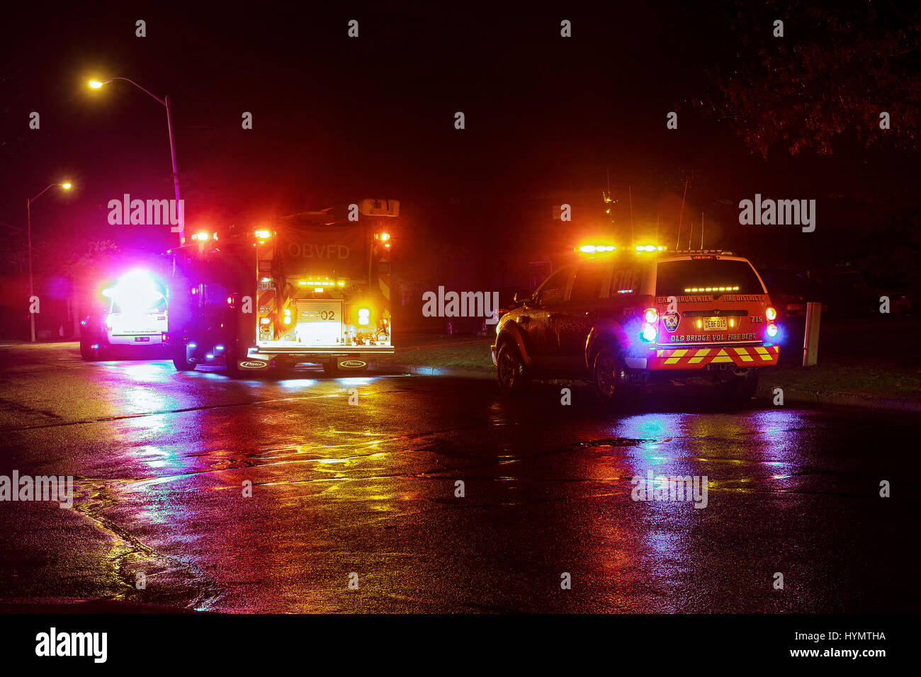 Sayreville, New Jersey, Usa - Apryl 01, 2017 Feuerwehrautos in der Nacht auf einen Anruf reagieren. Nacht-Feuerwehrauto Stockfoto