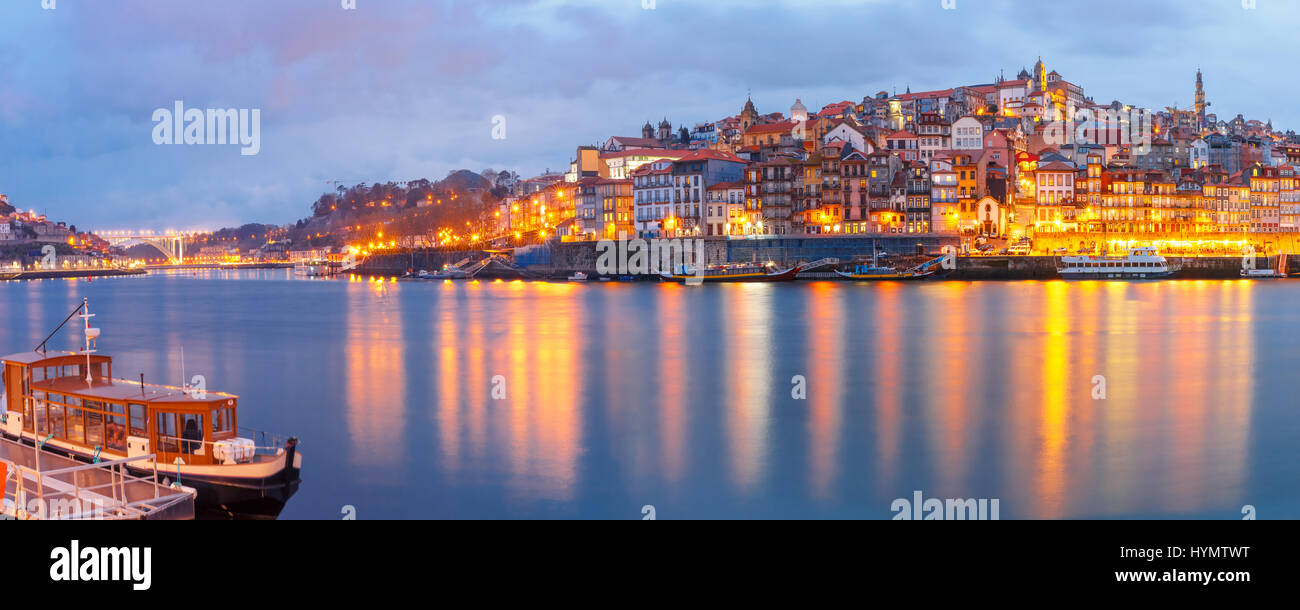 Altstadt von Porto während der blauen Stunde, Portugal. Stockfoto