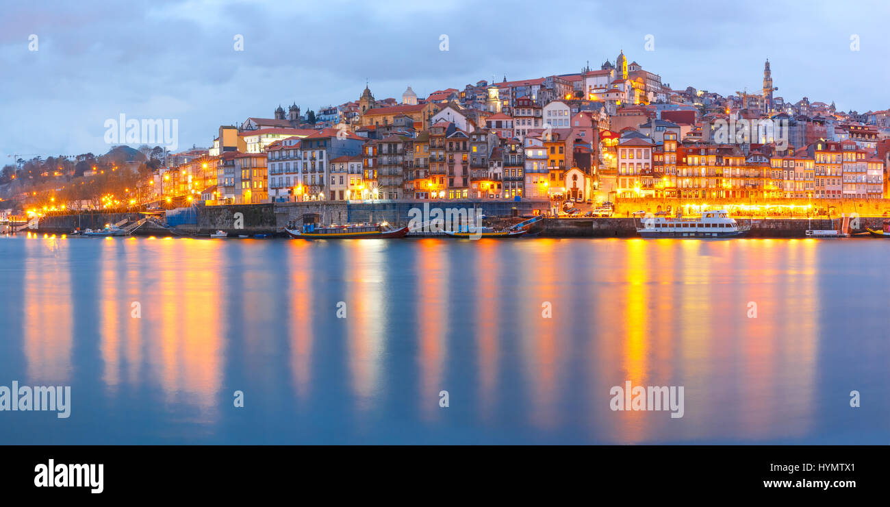 Altstadt von Porto während der blauen Stunde, Portugal. Stockfoto