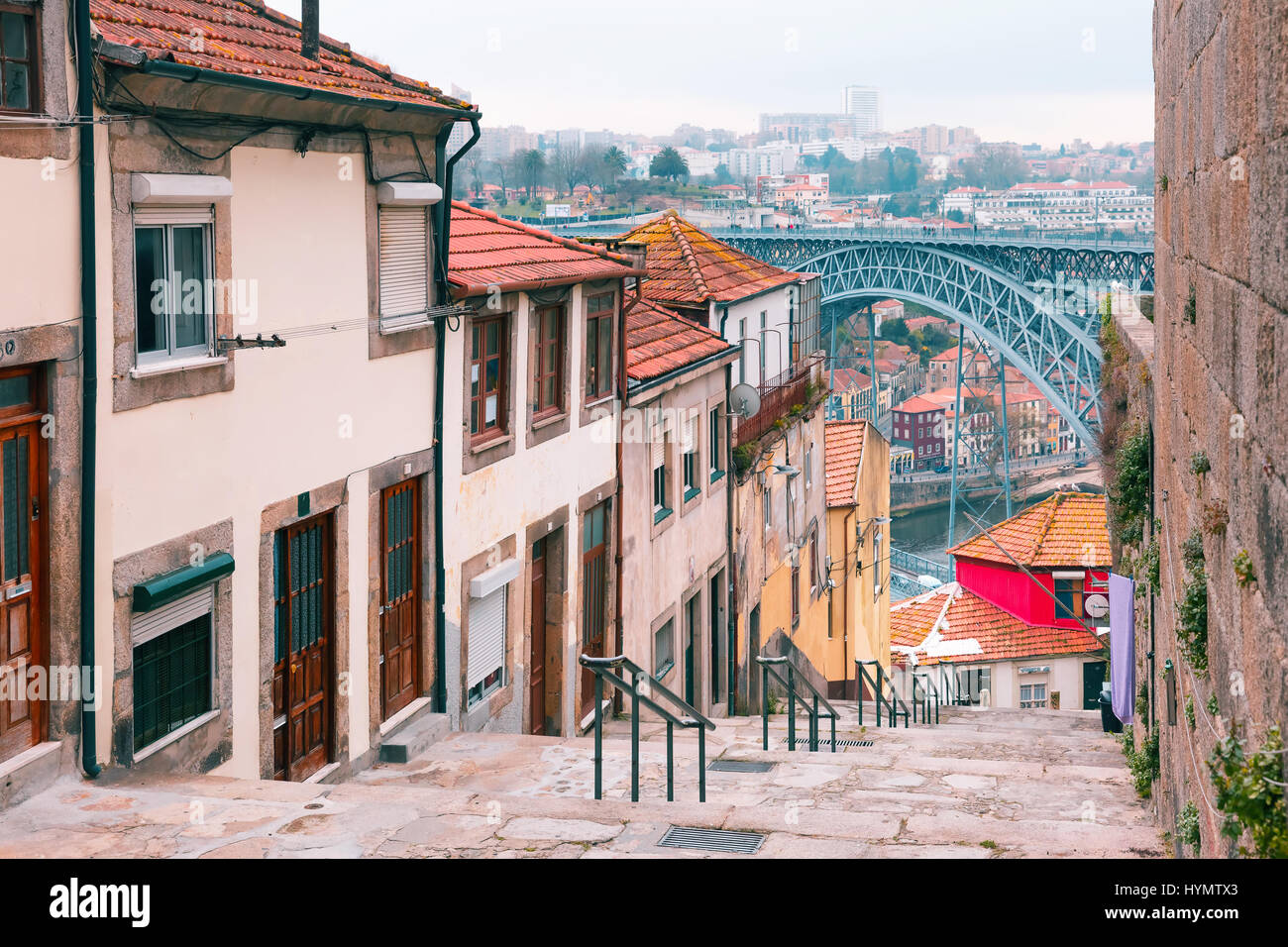 Alte Häuser und Treppen in Ribeira, Porto, Portugal Stockfoto